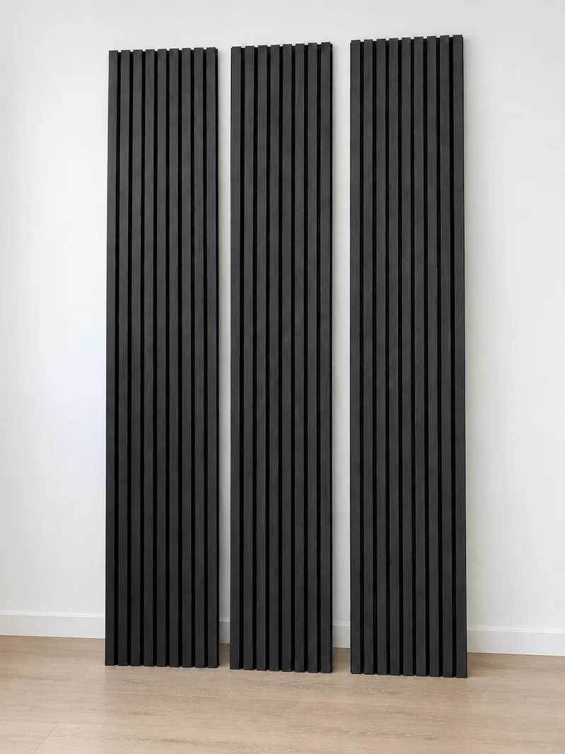 Akustikpaneele Schwarz (Dekor 018), an eine Wand gelehnt