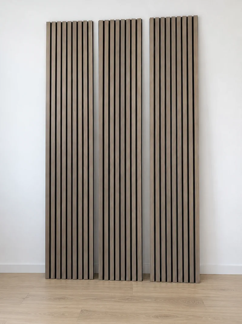 Akustikpaneele Eiche grau (Dekor 022), an eine Wand gelehnt