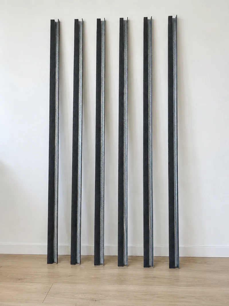 Anfangsprofile, an eine Wand gelehnt
