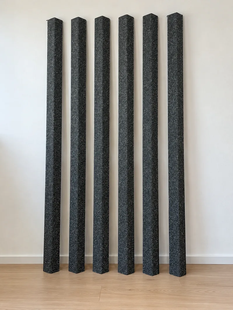 Eckprofile, an eine Wand gelehnt